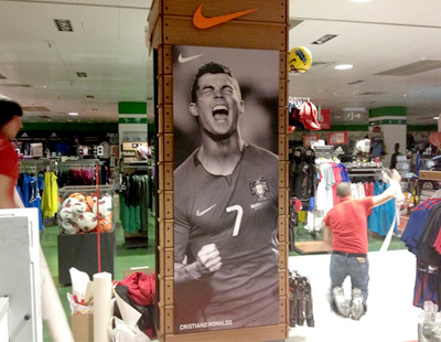 Decoracion de columna con grafico en centro de El Corte Ingles Decoracion de columna con grafico en centro de El Corte Ingles